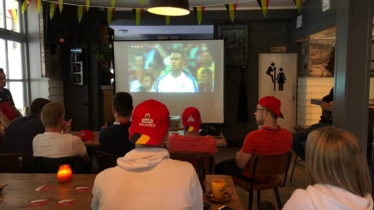 Kersverse fans van de Rode Duivels kijken het WK in Bakel (Foto: Imke van de Laar)