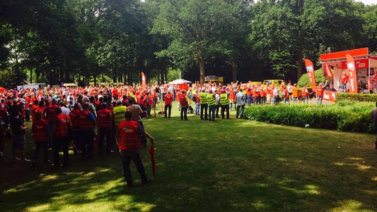 Ook drie jaar geleden werd er in het Stadswandelpark gestaakt voor betere cao in de Metalektro. (foto: Raoul Cartens)