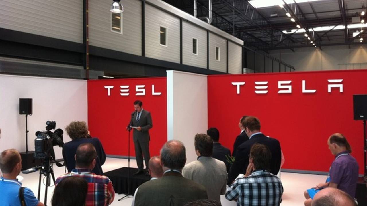 De opening van de eerste assemblagefabriek van Tesla in Tilburg in 2013. (foto: Raoul Cartens)