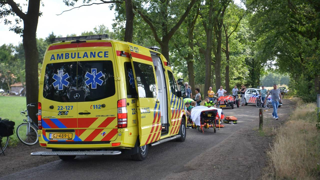 De hulpverlening in beeld na het ongeluk in Deurne (foto: Dave Hendriks/SQ Vision Mediaprodukties).