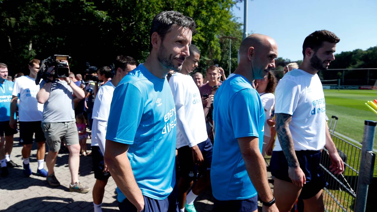Mark van Bommel stapt voor het eerst het veld op als PSV-trainer (foto: VI Images).