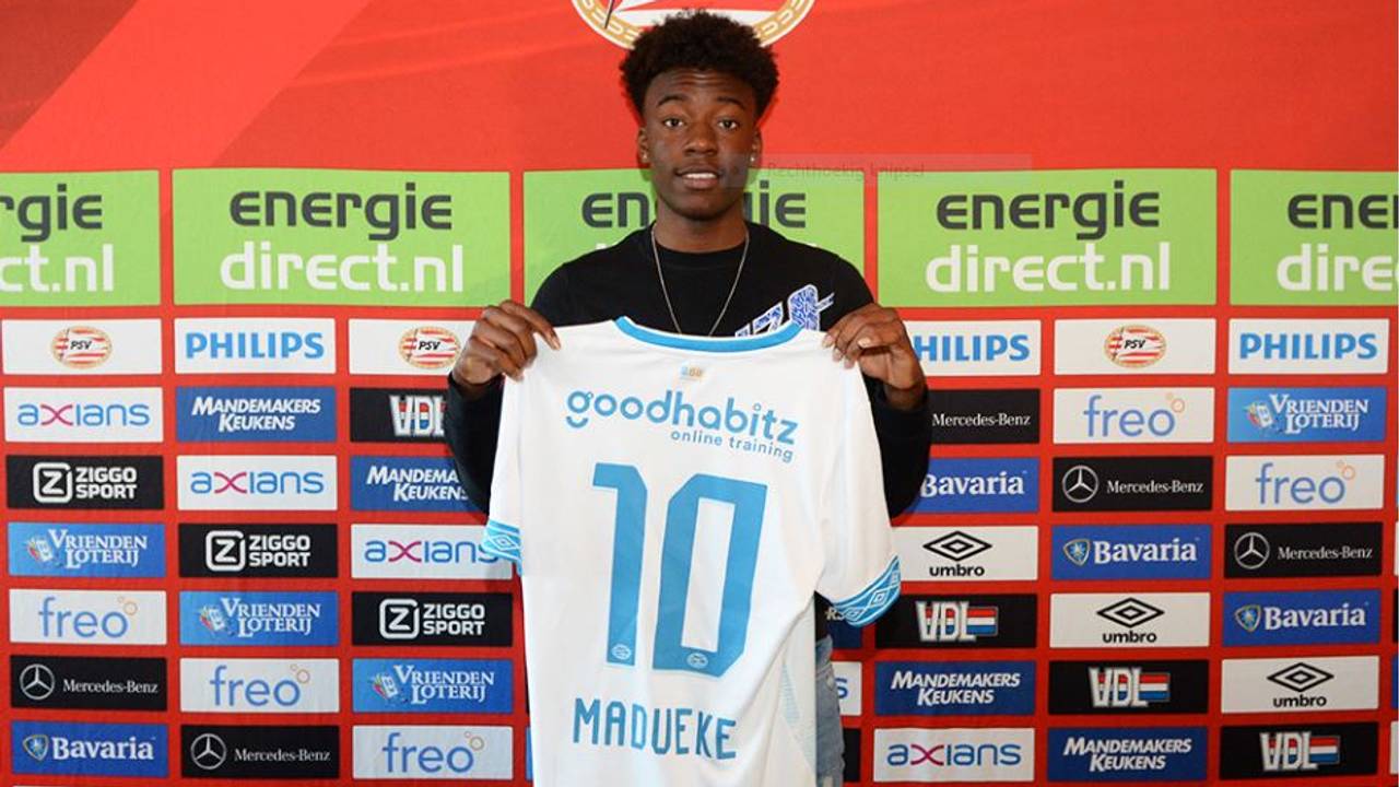 Noni Madueke toont zijn PSV-shirt. (Foto: PSV)