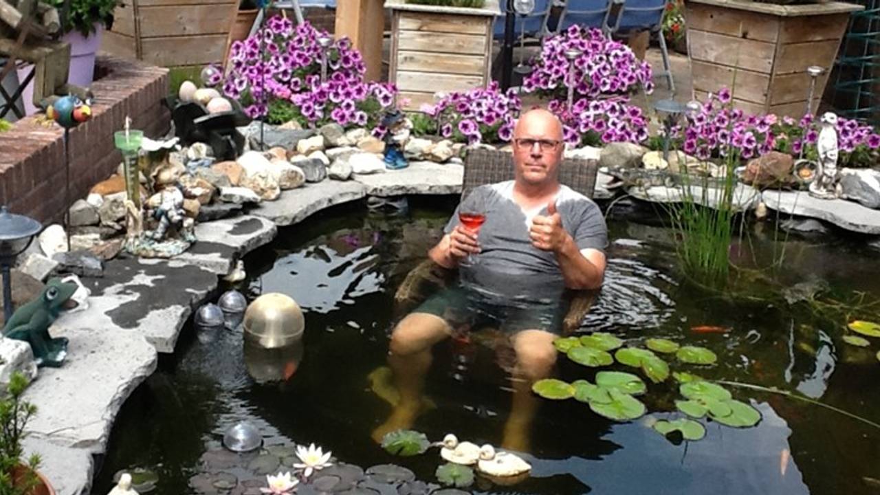 Piet in de visvijver. De karpers vonden het goed