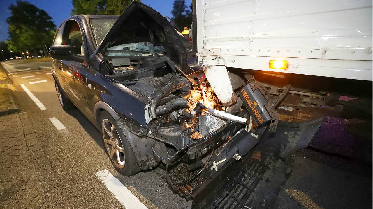 De auto vloog tijdens het ongeluk ook in brand (foto: SQ Vision)