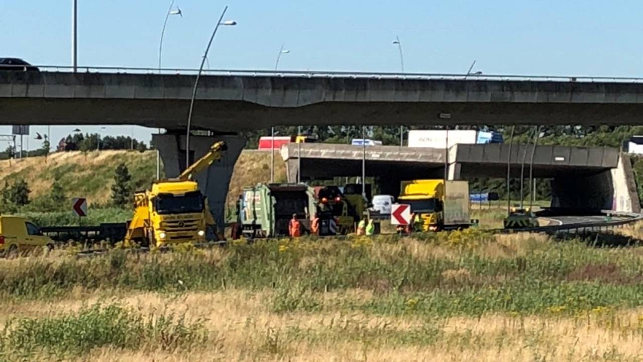 De ravage op de N2. (Foto: Sander van Gils)