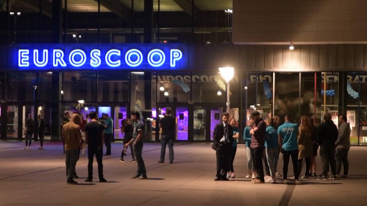 Alle bioscoopbezoekers moesten de Euroscoop verlaten. (Foto: Jack Brekelmans/Reality Photo)