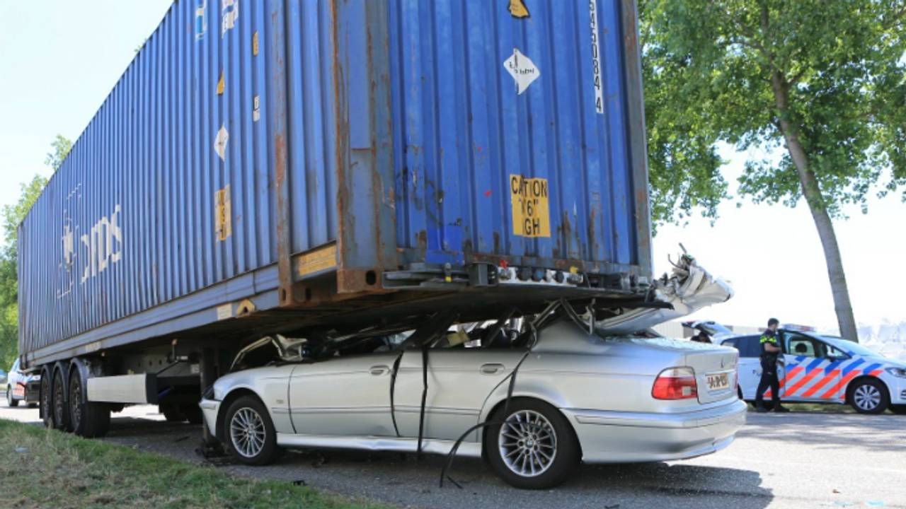 De auto kwam onder de vrachtwagen terecht (Foto: Remco de Ruijter)