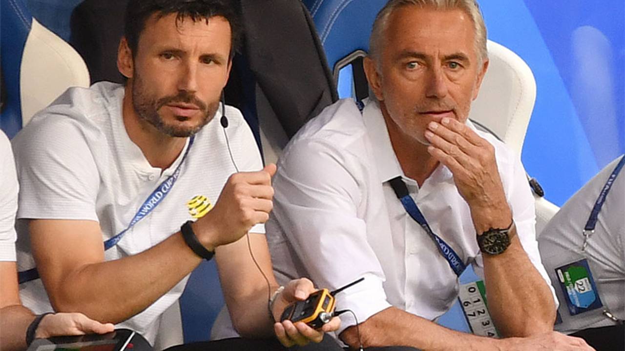 Mark van Bommel op de bank bij Australië. (Foto: VI Images)