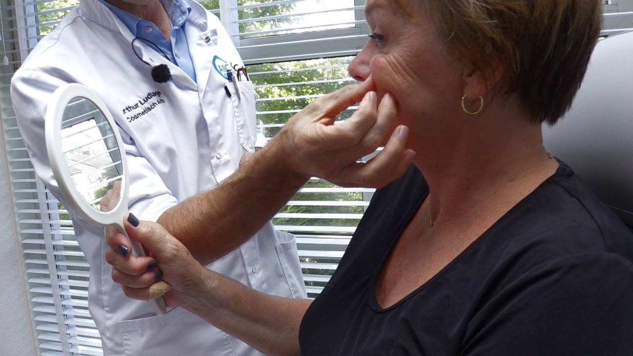 Een klant ondergaat een botoxbehandeling bij ABC Clinic in Breda.