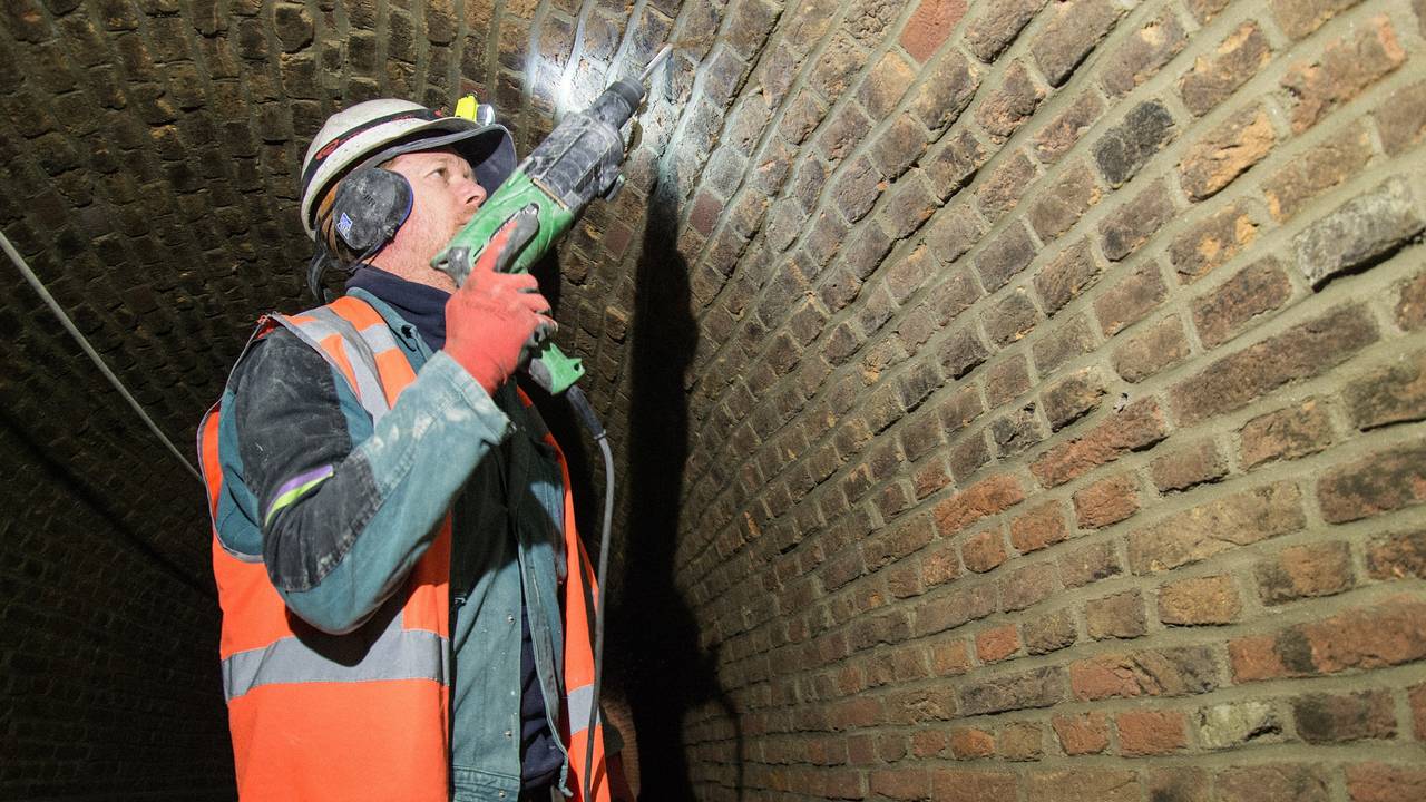 Werkzaamheden aan het oudste riool van Breda. (foto: Henk Jansen/Elshout Breda)