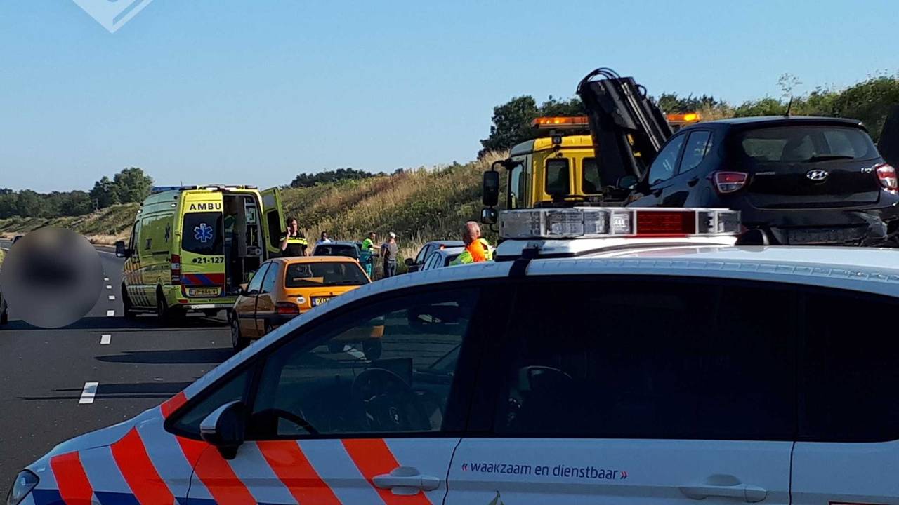 Een deel van de weg werd afgesloten vanwege het ongeluk. (Foto: Sylvia de Wit)
