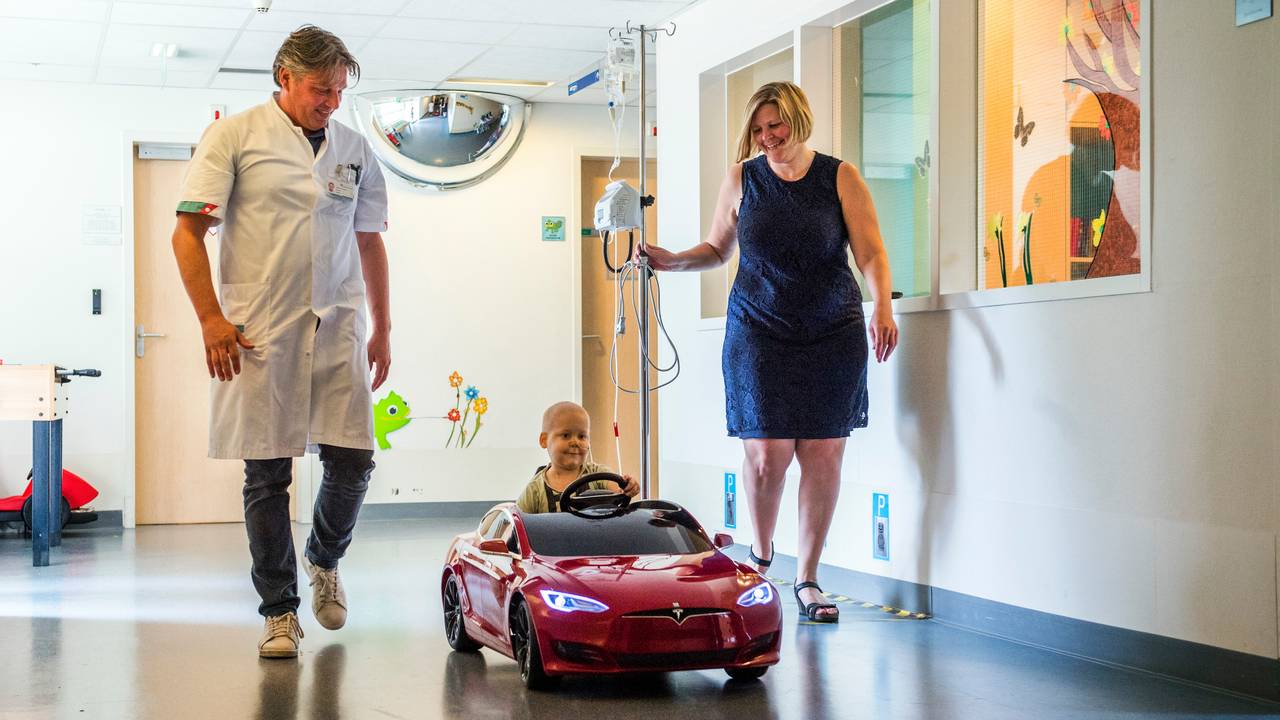 De kinderarts en een leidinggevende van de kinderafdeling lopen met Kyano (3) mee (Foto: Amphia)