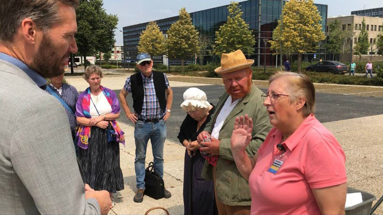 Vincent van Gogh (tweede van rechts) en Gerda Hekker (geheel rechts) bij het provinciehuis.