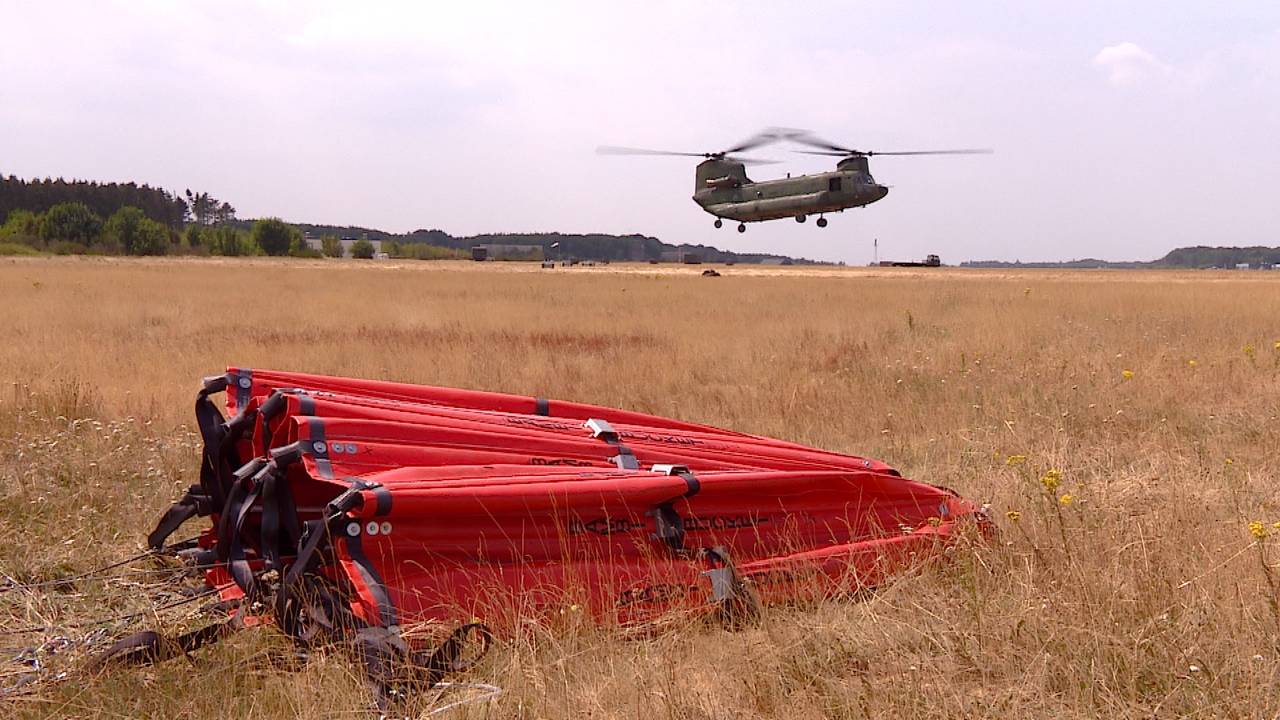 Op de voorgrond ligt de waterzak, klaar om opgepikt te worden.