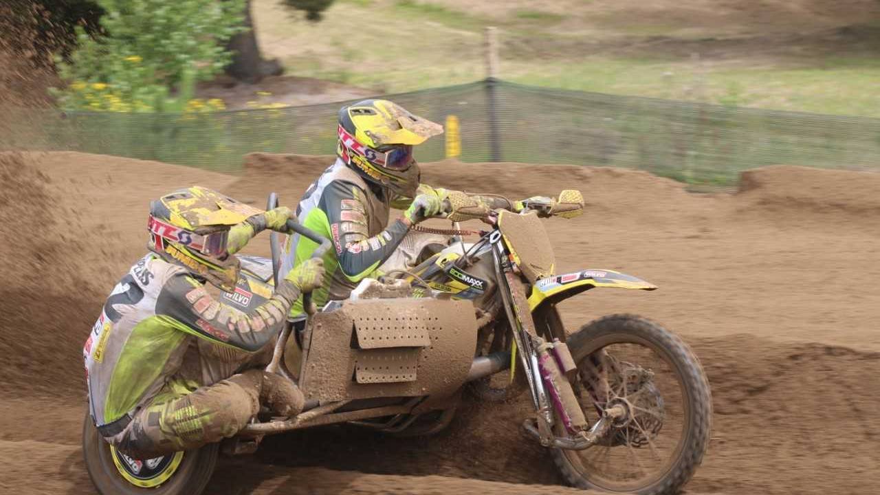 Etienne Bax is Nederlands Kampioen zijspancrosser. (Foto: Fabian Eijkhout)