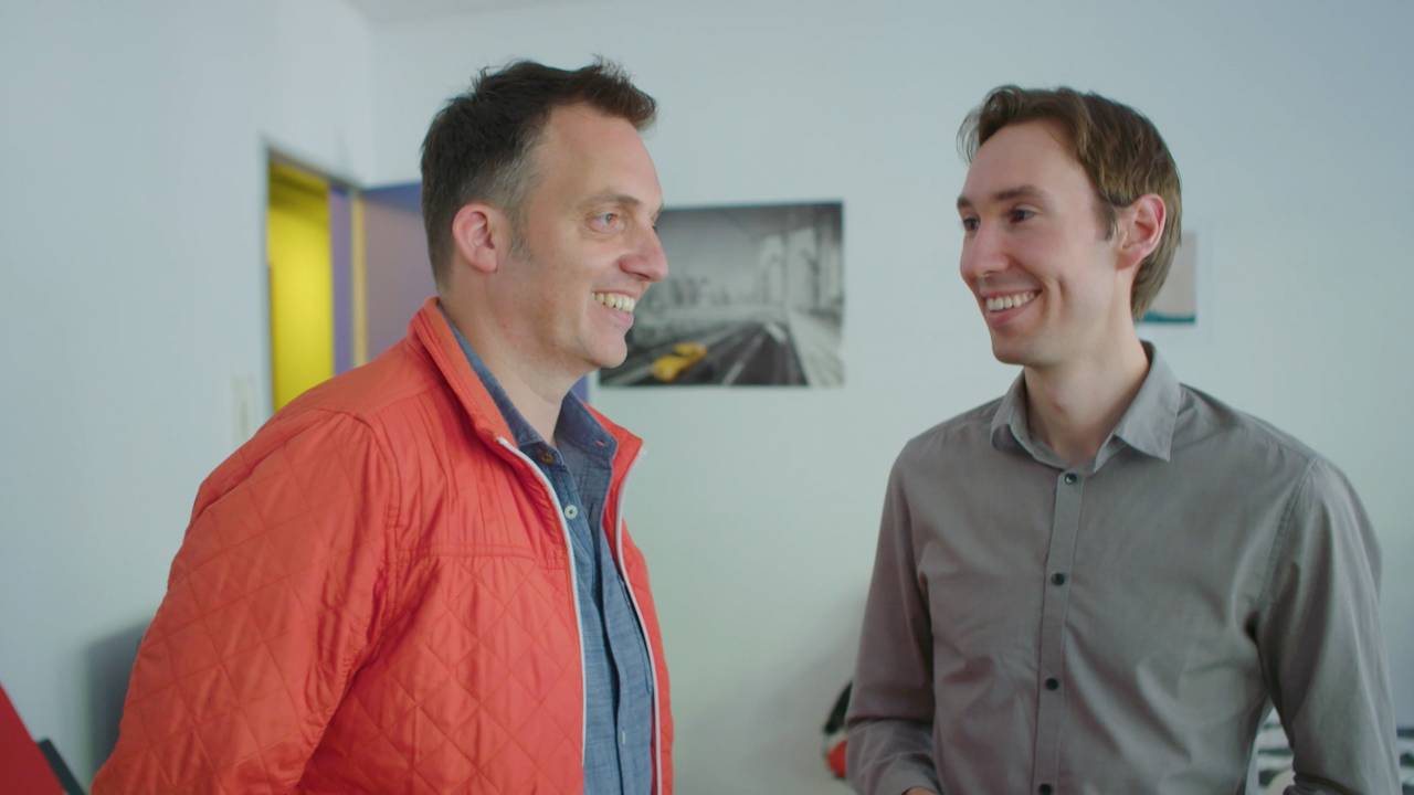 Merlijn in gesprek met Sjir Hoeijmakers uit Eindhoven over het basisinkomen.