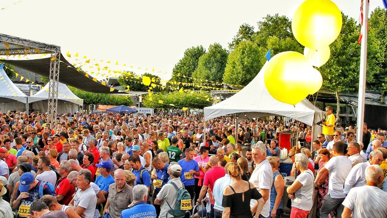 De deelnemers verzamelen in Someren voor de Kennedymars 2018. (Foto: Maickel Keijzers/Hendriks multimedia)