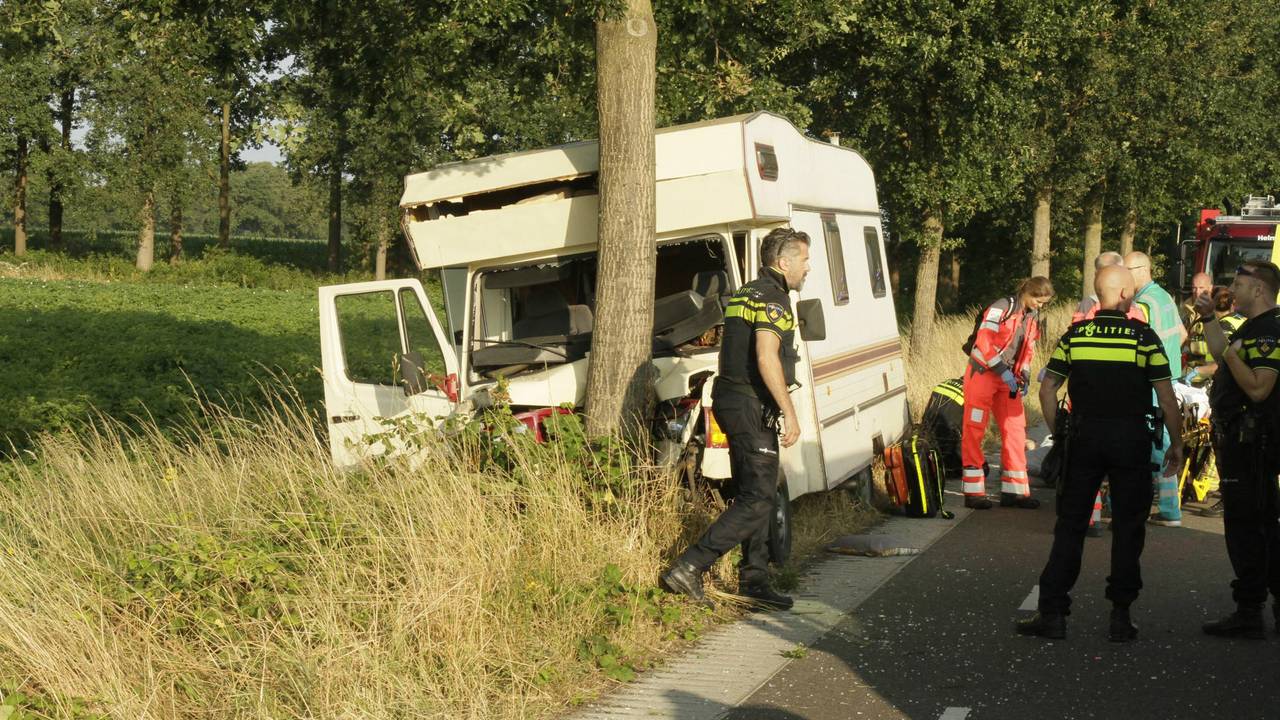De camper kwam tegen een boom tot stilstand. (Foto: Pim Verkoelen/SQ Vision)
