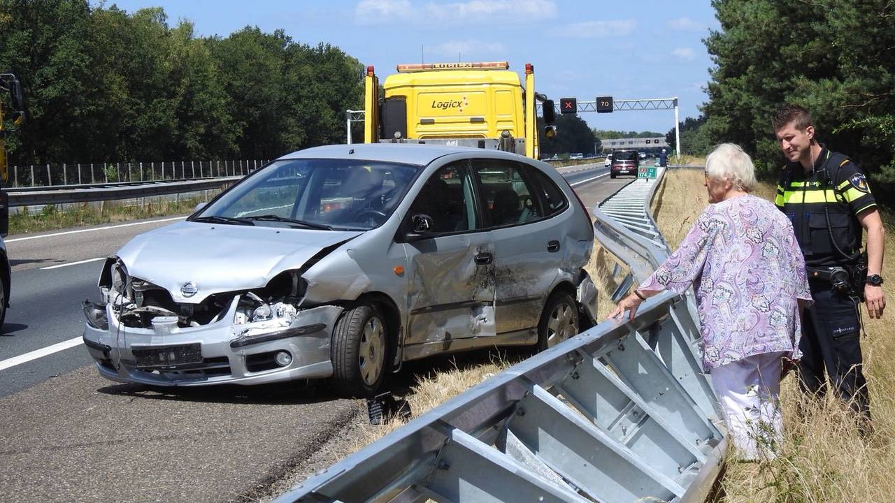 Op de weg gebeurde rond halfeen een ongeluk. (Foto: Jozef Bijnen/SQ Vision)