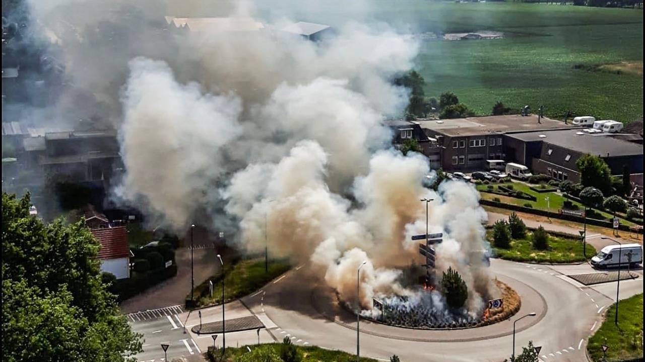 De afgebrande rotonde in De Rips (Foto: Danny van Schijndel)