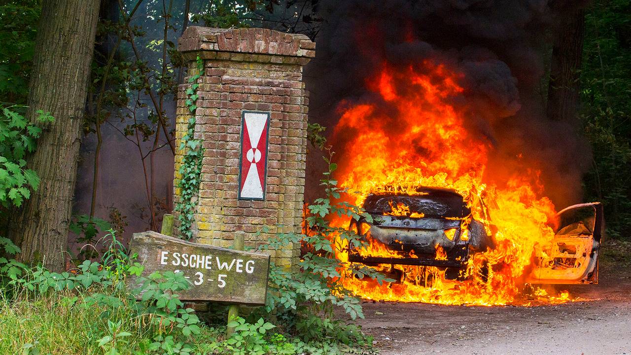 Auto zonder kentekenplaten brand volledig uit in afgelegen gebied in Boxtel (Foto: Sander van Gils)