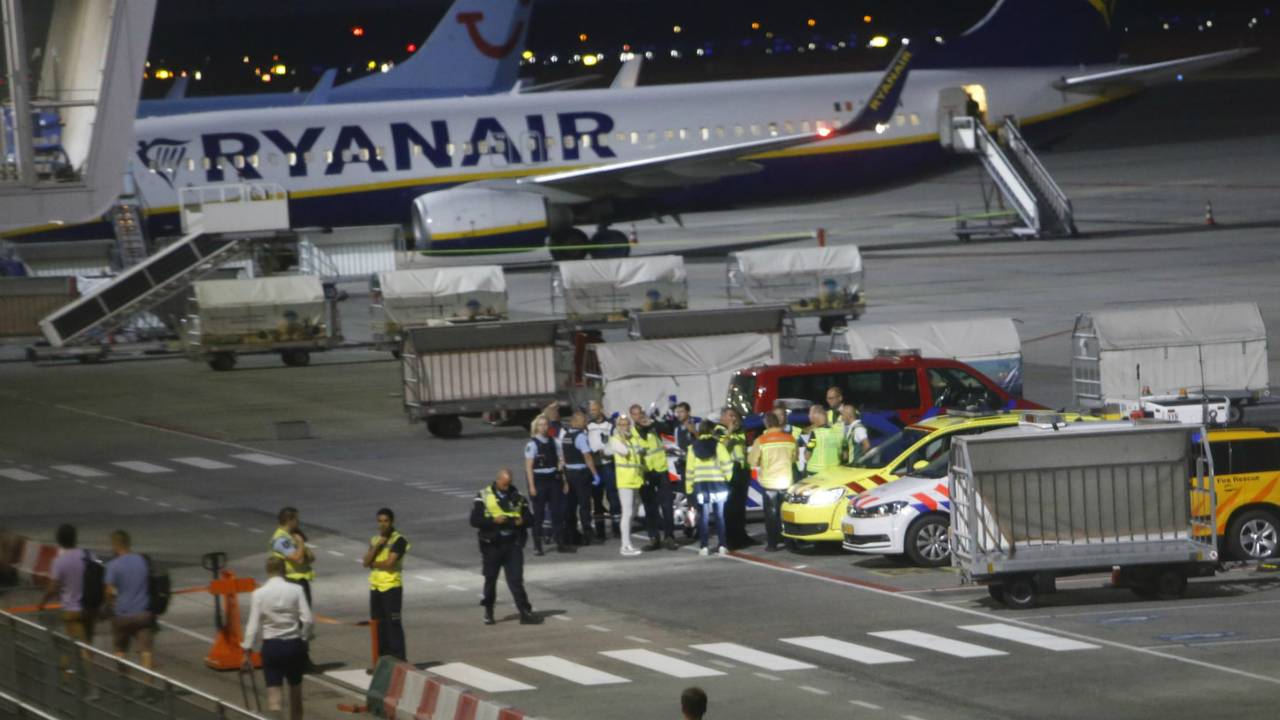 In een vliegtuig van Ryanair werd maandag een dreigbrief gevonden waardoor de vlucht werd geannuleerd. (foto: Arno van der Linden/SQ Vision)