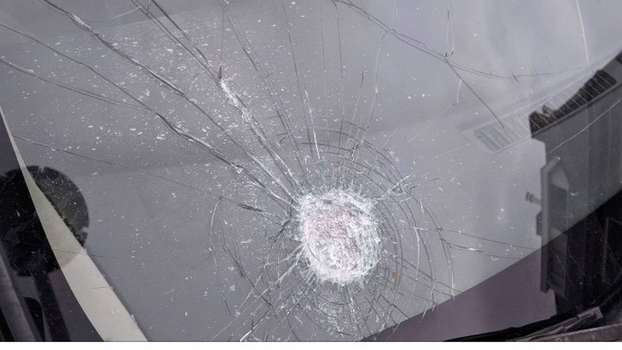 De voorruit nadat er een betonklinker op is gegooid