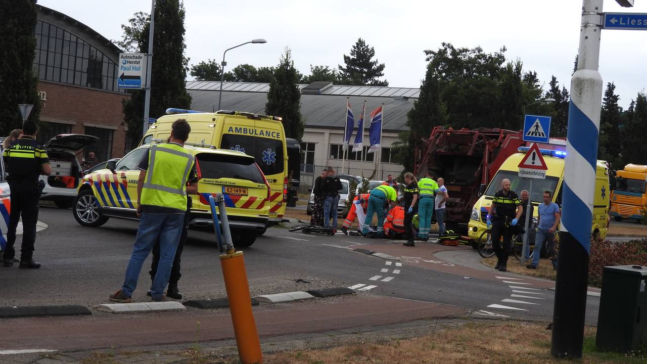Het ongeval gebeurde op een rotonde (foto: Danny van Schijndel).