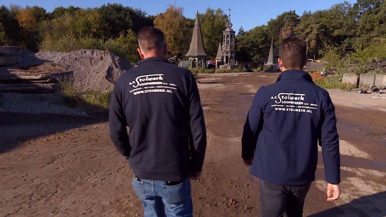 Op het terrein van het sloopbedrijf (Foto: Alice van der Plas).