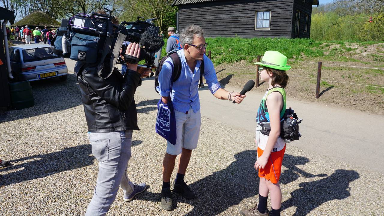 Thomas wordt in aanloop naar de Vierdaagse al geïnterviewd (foto: Mark Overdijk).
