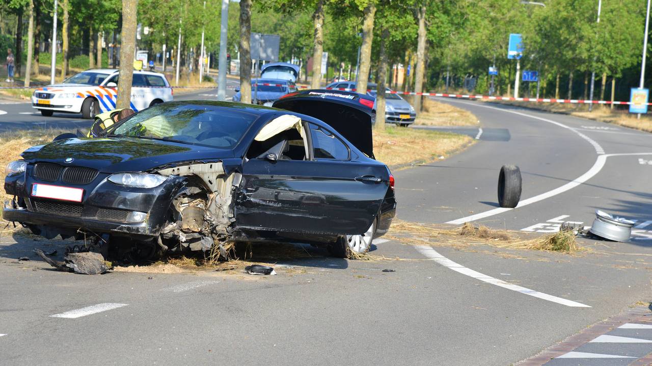 De auto is total loss. (Foto: Perry Roovers/SQ Vision)