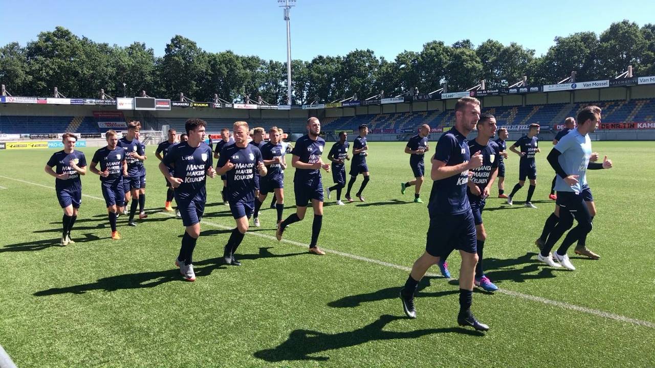 De eerste meter van de RKC-selectie, zonder hoofdtrainer op het veld.
