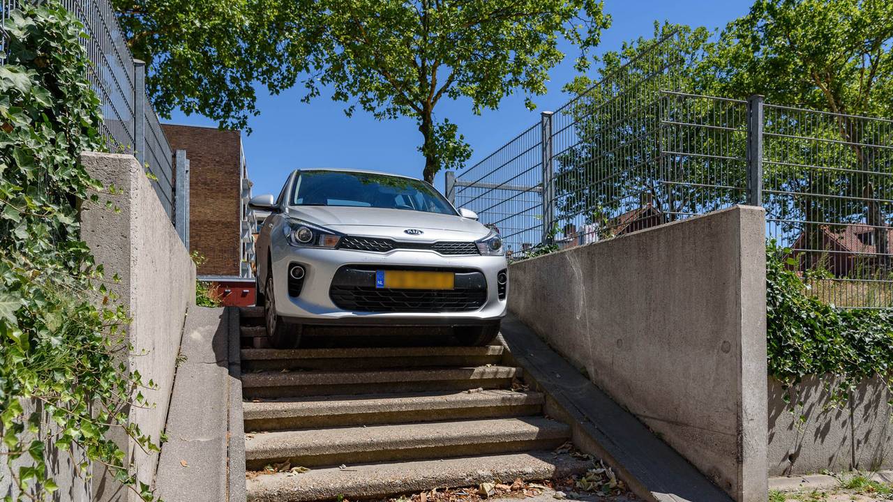 De auto staat op een trapje geparkeerd. (Foto: Tom van der Put/SQ Vision)