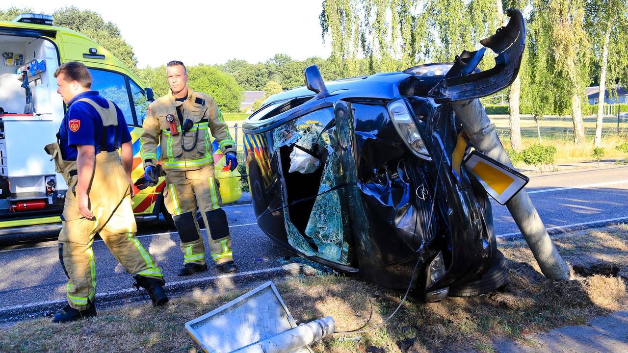 De auto raakte total loss. (Foto: Harrie Grijseels/SQ Vision)