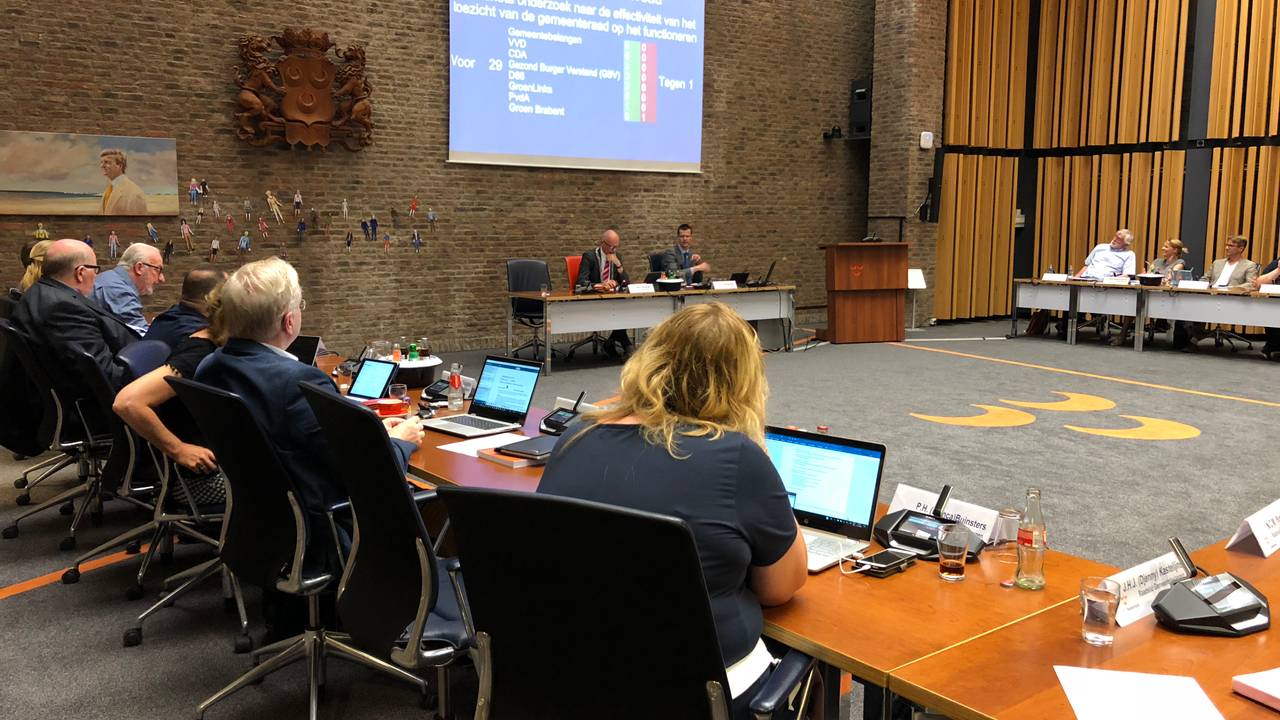 De gemeenteraad in Oosterhout bespreekt de affaire rond burgemeester Huisman (Foto: Imke van de Laar)