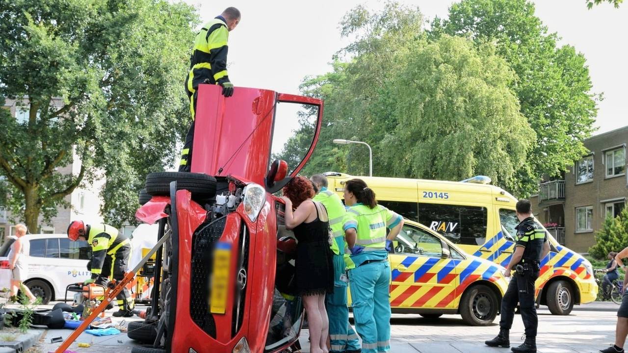 De brandweer bevrijdde de vrouw (foto: Toby de Kort)