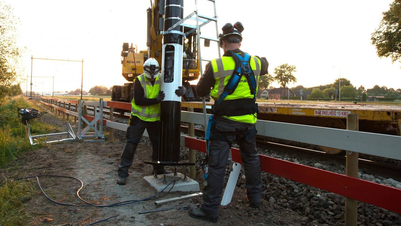 Ook de seinpalen tussen Eindhoven en Roermond zijn vernieuwd. (Archiefbeeld ProRail)
