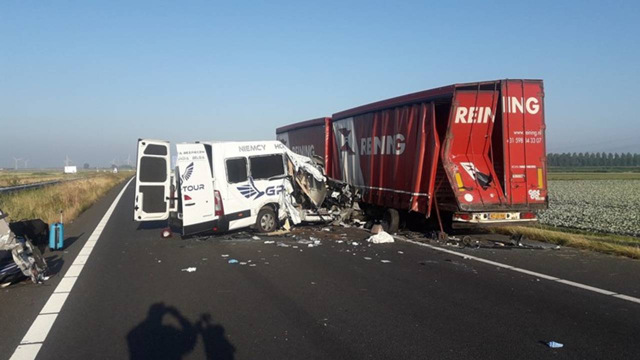 Het ongeluk richtte een ravage aan op de A4. Foto: Remco de Ruijter