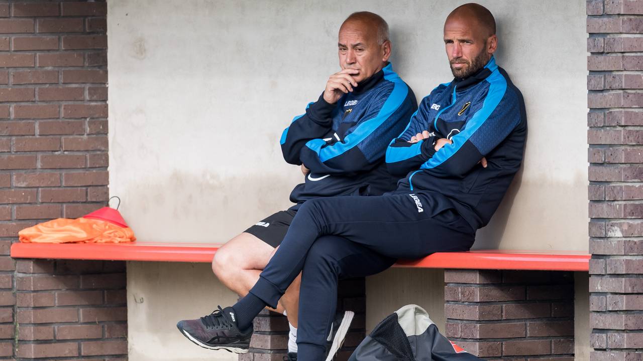 Mitchell van der Gaag langs het trainingsveld (foto: VI Images).