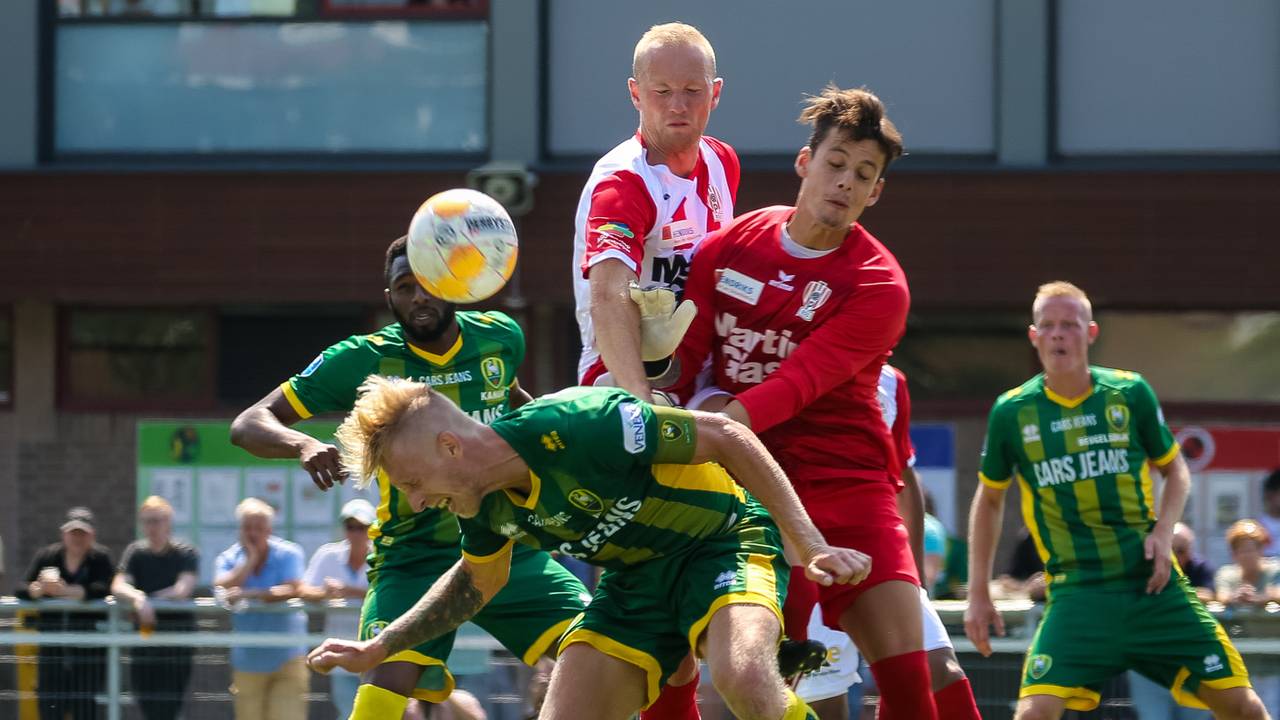 Drukte voor de goal van TOP Oss, maar scoren deed ADO niet (foto: OrangePictures).