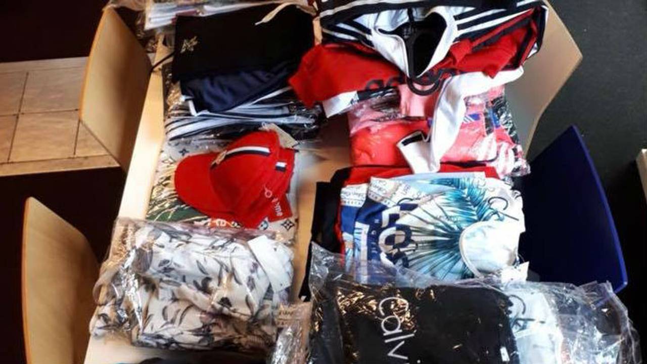 De stapels kleren die de politie vond (foto: Facebook / Politie Eindhoven).