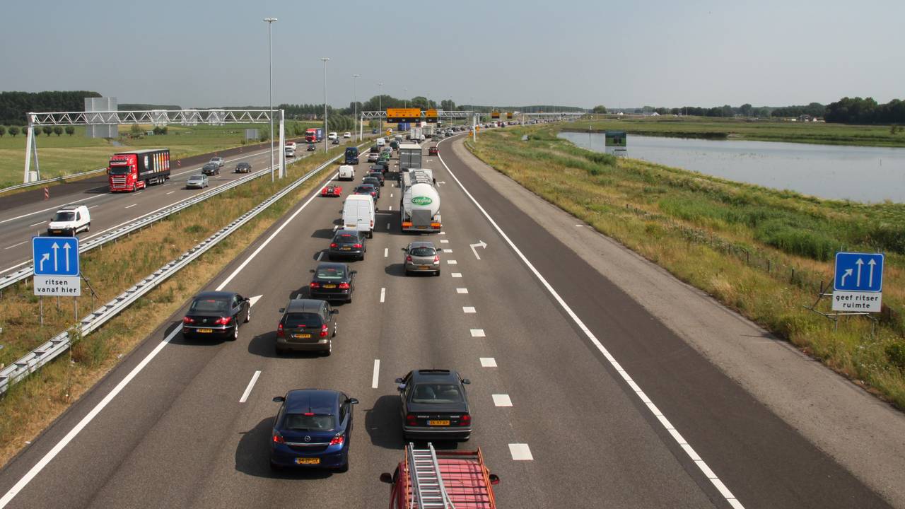 Mensen met pech langs de snelweg, krijgen direct hulp. (Foto: Wikimedia Commons)