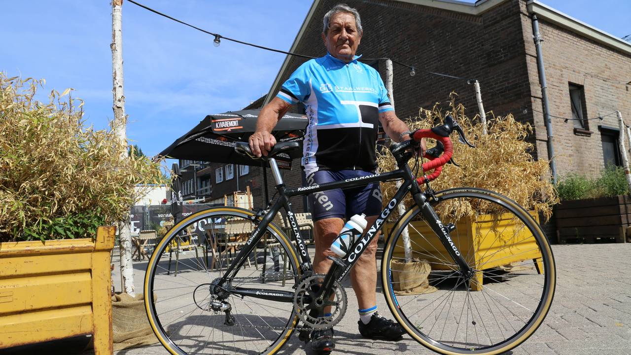 Piet Damen (84) met zijn racefiets. (Foto: Frits van Otterdijk).