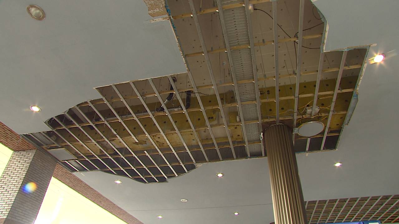 Op verschillende plekken boven het busstation worden lekkages onderzocht. (Foto: Raymond Merkx).