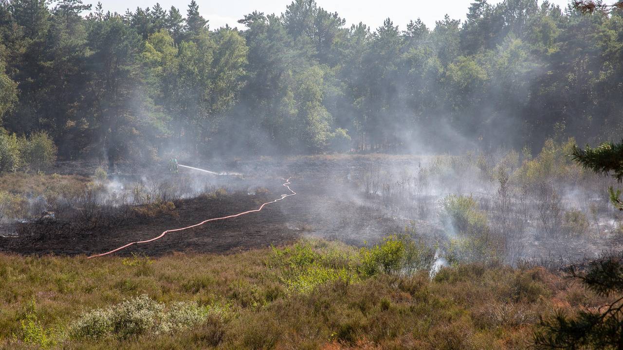 Het nablussen van de brand aan de Mastendreef duurt nog uren  Foto: Christian Traets