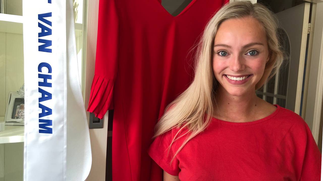 Lisse straalt nu al. Het rode jurkje en de sjerp hangen al klaar voor de Acht van Chaam.