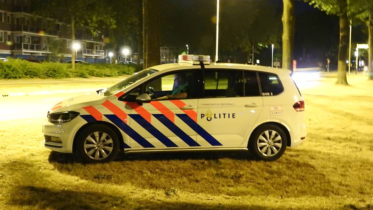 De politie controleerde de auto in de John F. Kennedylaan. (Foto: Danny van Schijndel)