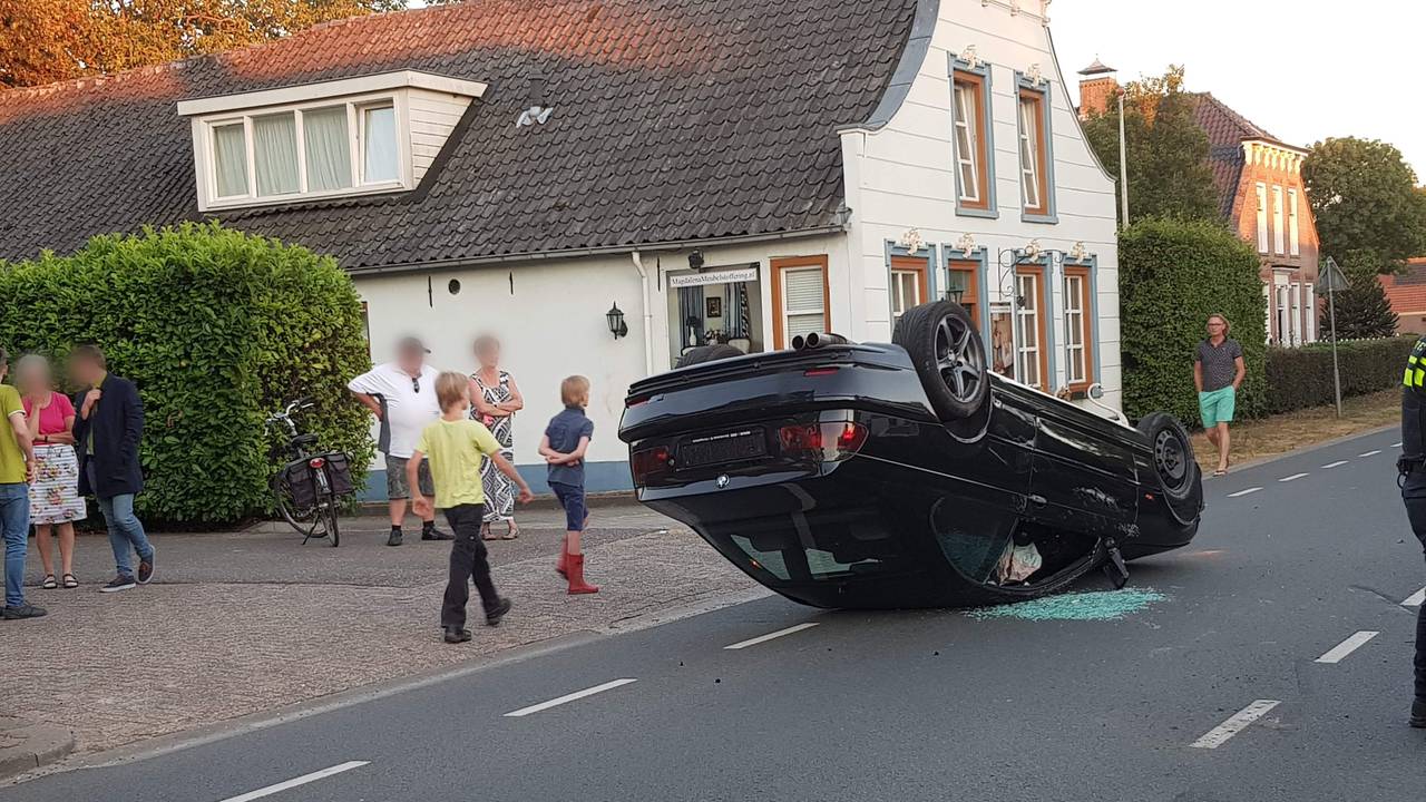 De auto eindigde op het dak. (Foto: FPMB)