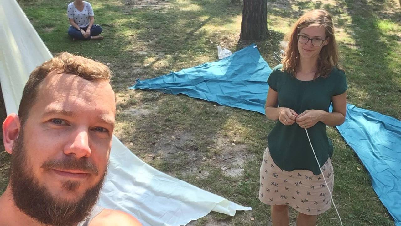 Michiel en zijn aanstaande vrouw Beata op de locatie van het trouwfeest. (foto: Michiel Smits)
