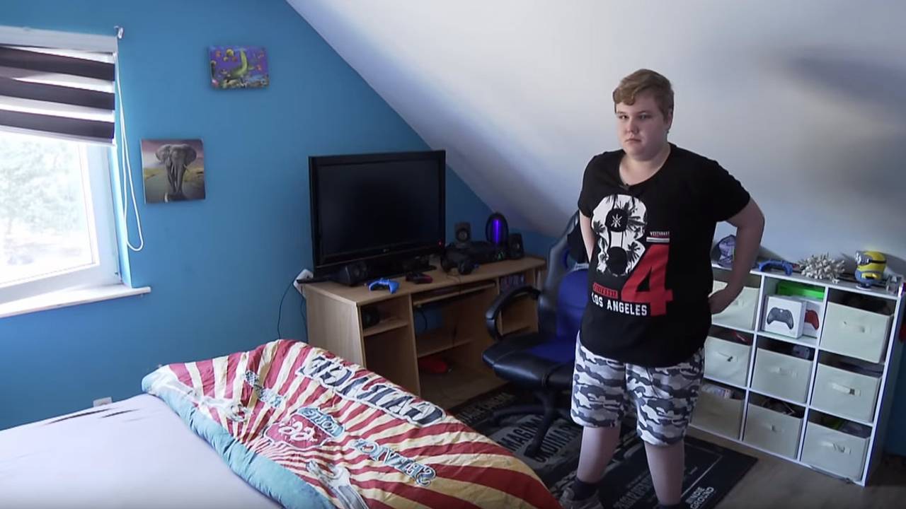 Mike in zijn nieuwe slaapkamer (Foto: Jeugdjournaal).